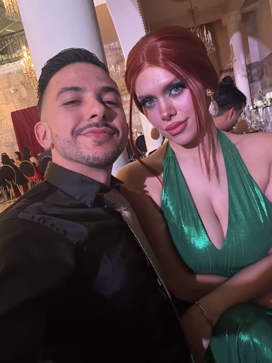 danielycarrie's tweet photo. Tan preciosa mi vieja hermosa. 
Nos tocó boda anoche. https://t.co/cZBOjHpRlm