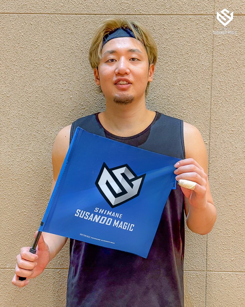 susanoo_m's tweet photo. ━━━━━━━━━━━━━━
10/19(月) #川崎ブレイブサンダース 戦
BLUE STORMERS有料会員限定🔥
応援フラッグをプレゼント🚩
━━━━━━━━━━━━━━

10/19(月) #川崎ブレイブサンダース 戦では、
BLUE STORMERS有料会員の皆さまへ限定の『応援フラッグ』をプレゼント！

スタンドいっぱいにフラッグを掲げて、
大盛り上がりのアリーナから選手たちへ熱い後押しを届けよう📣⚡️

川崎戦は来週の月曜日🌙
週の始まりから、HOMEで一緒に盛り上がりましょう🔥

そしてこの日は、川崎ブレイブサンダースファンはもちろん、Bリーグ全体でも人気のマスコット#ロウル も来場⚡️

#納見悠仁 選手も、久しぶりにロウルに会えるのを
楽しみにしている!??😁

平日の夜も、バンダイナムコアリーナ松江へ！

📅10/19(月)
🆚 #川崎ブレイブサンダース
📍バンダイナムコアリーナ松江

※フラッグはBLUE STORMERS有料会員の皆さまが対象です。
サブアリーナで「来場登録」をしていただいた際にお渡しいたします。

https://t.co/0MFOhF4LD9

#島根スサノオマジック
#BLUESTORMERS