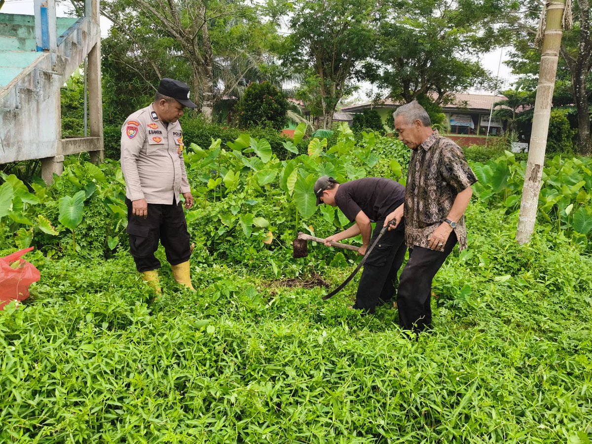 GaungPolsek's tweet photo. Kegiatan Green Policing oleh Bhabinkamtibmas Desa Belantaraya Kec Gaung https://t.co/BnJYtKCepk