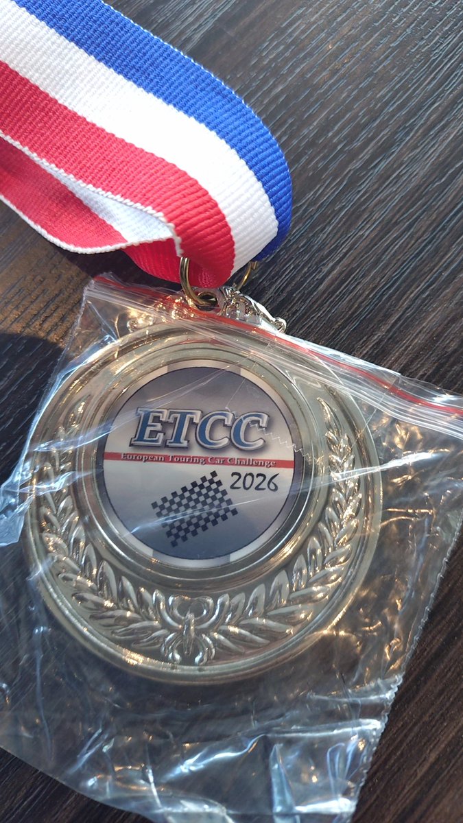 hiroFD2's tweet photo. 初ETCC 且つ初鈴鹿サーキットでした☺️初心者クラス？という事も有りクラス2位で表彰台まで登れました🥈

運転ヘタだけど、遊んでくれる皆さん、色々なイベントに誘ってくれるcarolさん、ルーテシア試乗させてくれたDr.Xに感謝🙏

思い切ってルーテシア買ってよかったわ🚙

#ETCC
#carol
#ルーテシア https://t.co/ik4d5BeObm