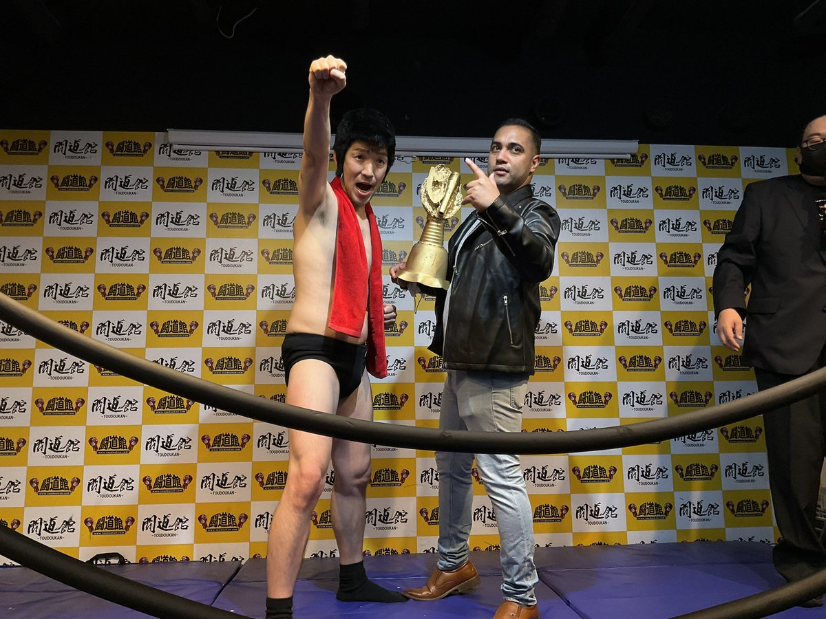 sugamo2018's tweet photo. 🔥【11.27 闘道館大会・注目企画】🔥

🎙️ 第2回「実況-1グランプリ」開催決定‼️

SUGAMOプロレスの命とも言える「実況解説」！その重要性は、SUGAMOプロレス第3代実況・ヒロ・オクムラの活躍を見れば一目瞭然！

試合を盛り上げ、笑いをとり、選手の魅力を引き出し、会場を熱狂の渦に巻き込む！
そう、実況ひとつでお笑いプロレスは変わるのだ‼️そんなSUGAMOプロレスの命運を握る（!?）実況の頂点を決める戦い

それが 「実況-1グランプリ」 だ🔥

第1回大会を制したのは、日本語が喋れないカレー屋店長
ネパール人アラジン！！

果たして、二代目王者は誰だ！？
新たな実況スターが誕生するのか！？

そして、なんと‼️

🏆 優勝者には特別特典！

2027年1月30日開催の
SUGAMOプロレス高島平大会で、数試合の実況を担当できる権利 を贈呈‼️🔥

ただの優勝では終わらない！
次なる大舞台への切符をつかむのは誰だ！？

🎤 声で魅せろ！
🎤 言葉で沸かせろ！
🎤 実況でSUGAMOプロレスを変えろ！

そして、注目の出場者はだれだ！？

第2回「実況-1グランプリ」
11月27日、闘道館。
実況界の新たなスターが誕生する瞬間を見逃すな‼️🔥

10.25 （土）12時より予約開始⬇️
https://t.co/DzqfKKGH1T