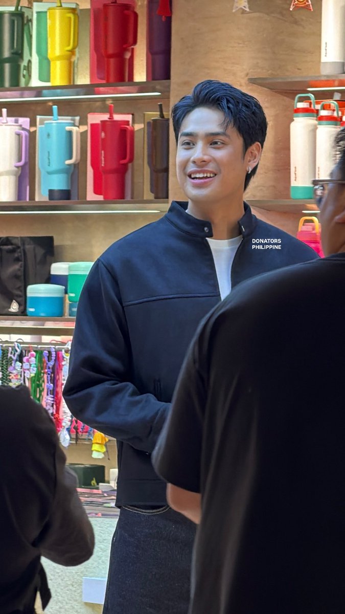 DONATORSPH's tweet photo. Donny is here 

#DonnyPangilinan https://t.co/oixA5Z0X9y