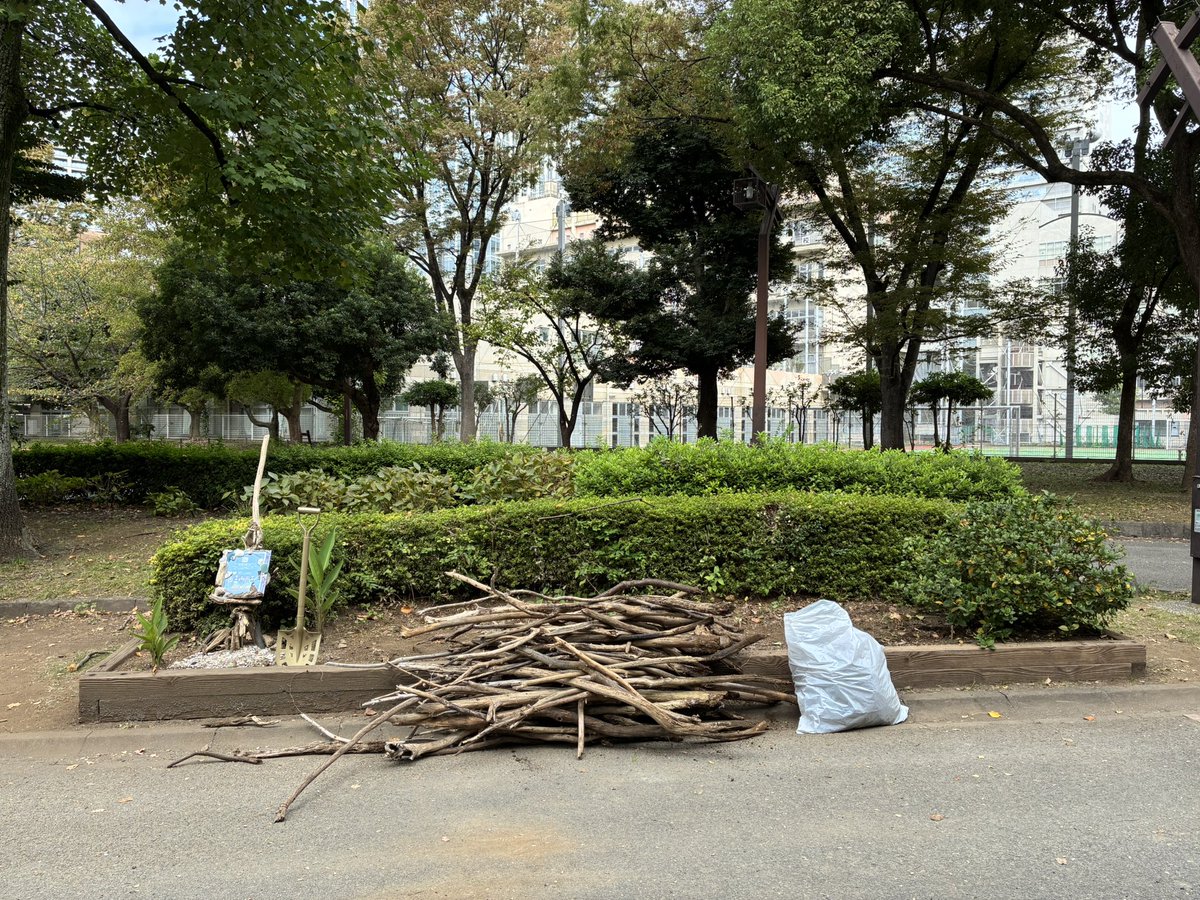 CleanupFrontier's tweet photo. グリーンプロジェク
芝公園4号地朝顔花壇の撤収完了しました
イベントで荒れてた花壇も整えて
今週末18日日9時から花壇に花の苗植えを行います
宜しければ是非一緒に花を植えませんか笑
楽しみにしてください https://t.co/QvNQ7SwDr3