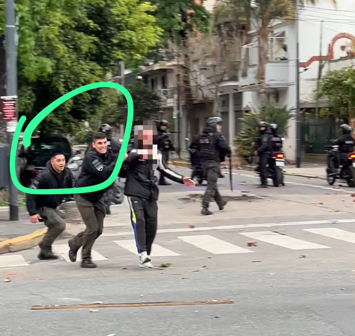 leiitoAllBoys's tweet photo. Que quede adjunto estos dos policías agarraron a un tipo que estaba pidiendo por favor que paren de tirar balazos de goma a la gente y lo agarraron y se lo llevaron en cana 
La policía de Jorge Macri https://t.co/HLJ9qqVKUZ