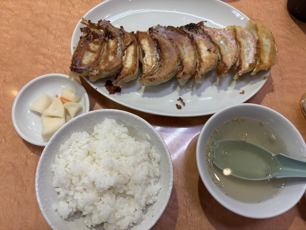 uguisu54's tweet photo. #小原涼  遠征の後の追加旅
昨日は混んでて入れなかったけど、朝はすんなり入れました😋

宇都宮餃子🥟美味しかった👍
二荒山神社参拝、立派な鳥居⛩️ https://t.co/yEAfpaBBy0