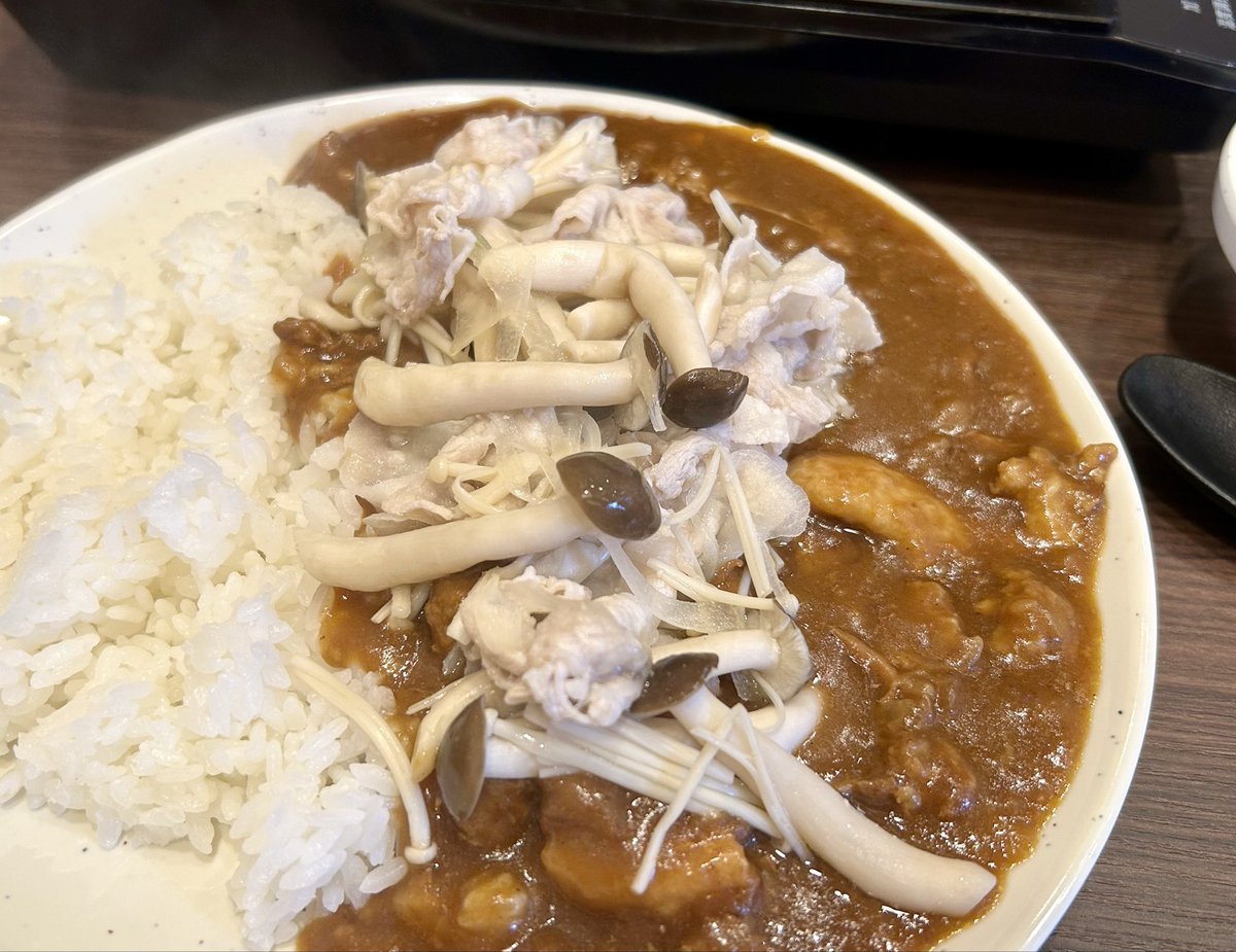 nm8v5h's tweet photo. しゃぶ葉って、お食事の合間にクリームぜんざい食べたり豚しゃぶきのこカレー作るところだよね？💕 https://t.co/gdltFkOu4Z