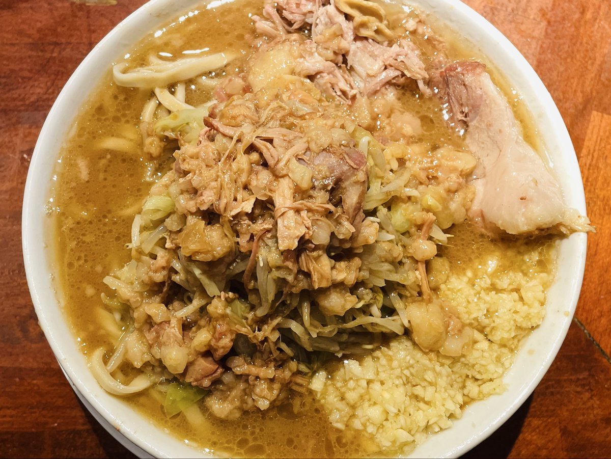 oishiidesyo's tweet photo. 豚ノヴァ 国分寺本店
ラーメン(各種コール)
生卵

乳化スープのシャワーを浴びたほぐし豚とクタヤサイを一緒に頬張るのが、かなり至福。
程よく硬さの残るモチモチ麺の啜り心地と噛み応えの良さ。
美味しい時間は一瞬。 https://t.co/EiDKMD8bQU