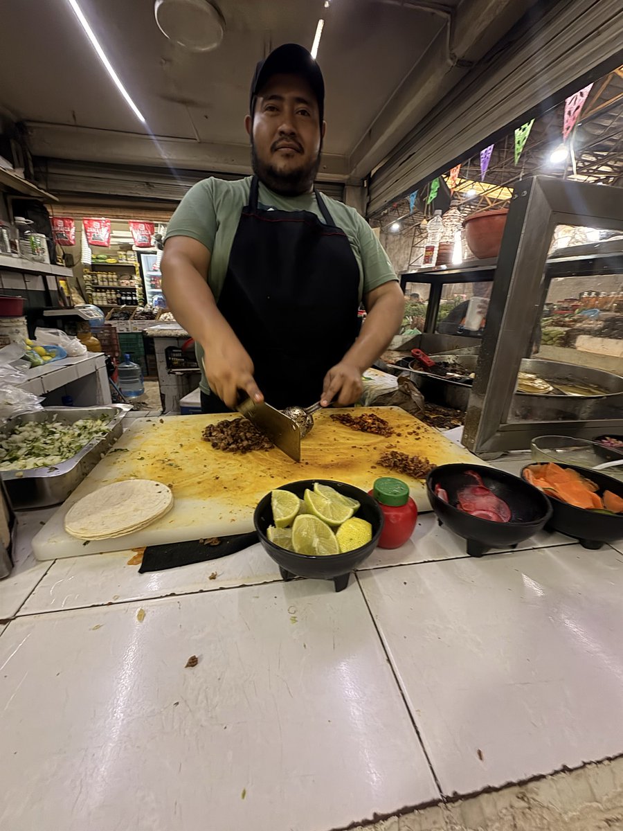 xochhwbt's tweet photo. será que la enamoro si la llevo donde el chef cocina enfrente de ti??? https://t.co/DjryIgaPUA