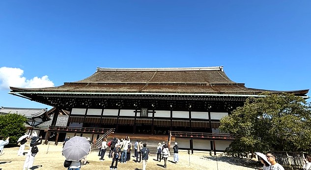 YasuFunatsu's tweet photo. 京都御所(The #Kyoto Imperial Palace)の紫宸殿(Shishinden, Hall for State Ceremonies, left)と
即位の礼(The enthronement ceremony)でまだ記憶に新しい
高御座(Takamikura, Imperial Throne)
秋の特別公開(on special autumn display)
きのうの朝、当日までと気がつき飛んで行った。 https://t.co/wmShi82RNu