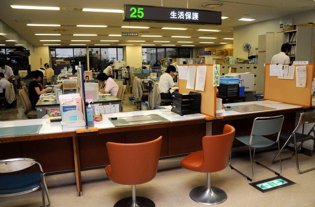 tanakaseiji15's tweet photo. 中国人留学生　月18万円
難民4人家族　月34万円
外国人生活保護　月15万円
国民年金　月7万円

おかしいだろ！
日本🇯🇵！ https://t.co/fWSpHtGgnD