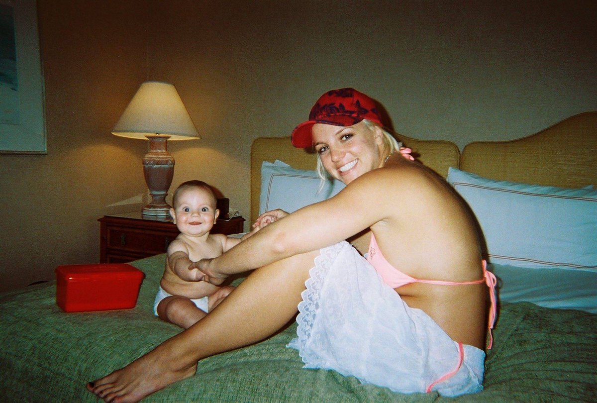 cupidstelephone's tweet photo. britney spears and her baby in 2006 https://t.co/R51CrPeJkn