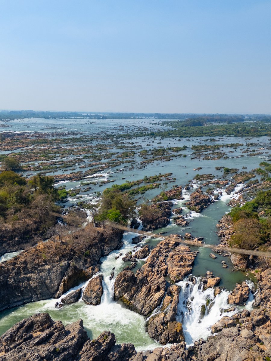 cr3mazmaka's tweet photo. Les cascades des 4000 îles au Laos m’ont totalement troublé. Au milieu d’un Mékong large de 8 km, j’avais l’impression d’être en pleine mer. Il m’a fallu 20 minutes pour réaliser que je n’étais pas au bord de l’océ https://t.co/zYWXTqXDeq