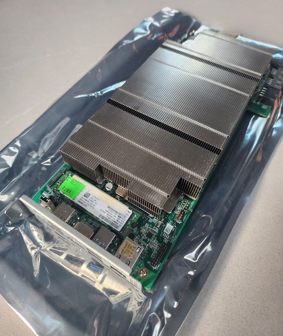 RatFlat's tweet photo. ゲームPCが欲しい
でも20万も出せない
でもPCゲームがやりたい

そんなあなたにBC-250！！
今のSSD高騰時代でもだいたい5，6万円でゲーミングPCが君のモノのに！
※対戦FPSやりたい人は対象外

Steamのゲームほぼ全部動く
ソシャゲPC版もほぼ全部動く

必要なのはアリエクのアカウントとスマホと根性 https://t.co/FjEtC3qEjZ