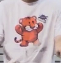 paypay_Jenga's tweet photo. 服とポーズ一緒で草 https://t.co/XgkYb6ax9n