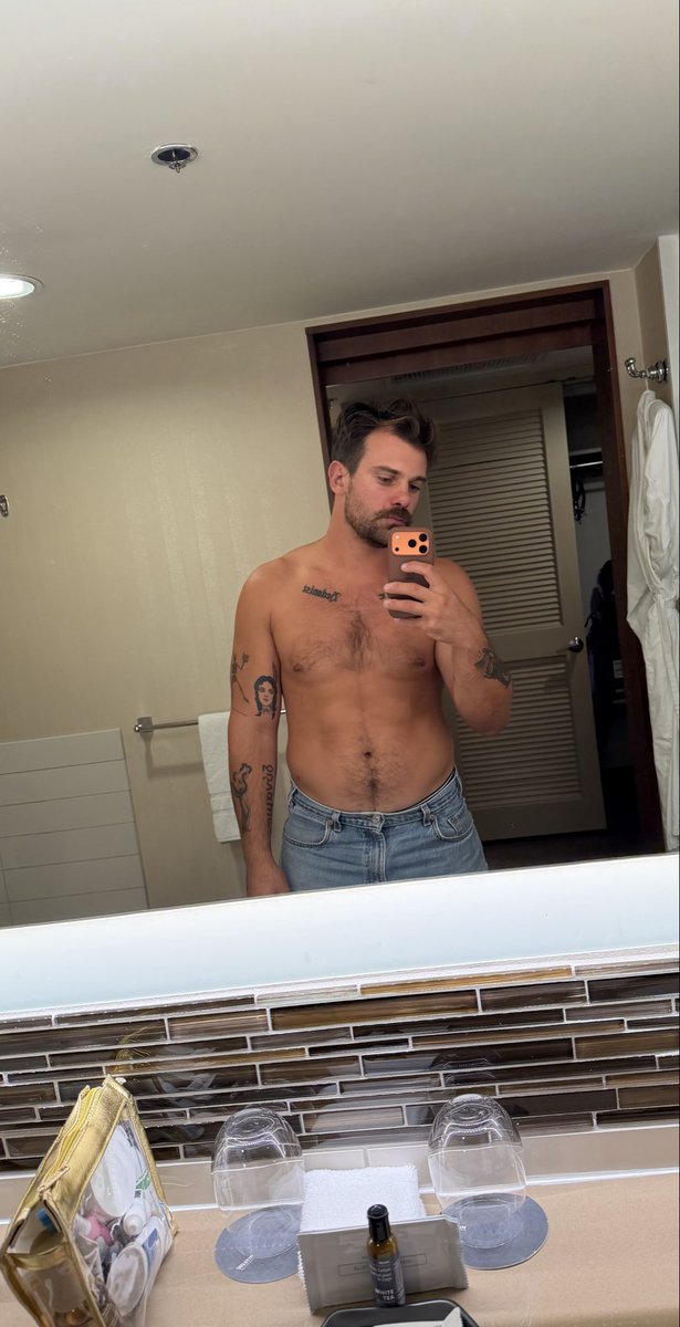 Crixus_alex's tweet photo. Scruffy beard and tired dad energy haha happy Monday https://t.co/q4Wny4jKNP