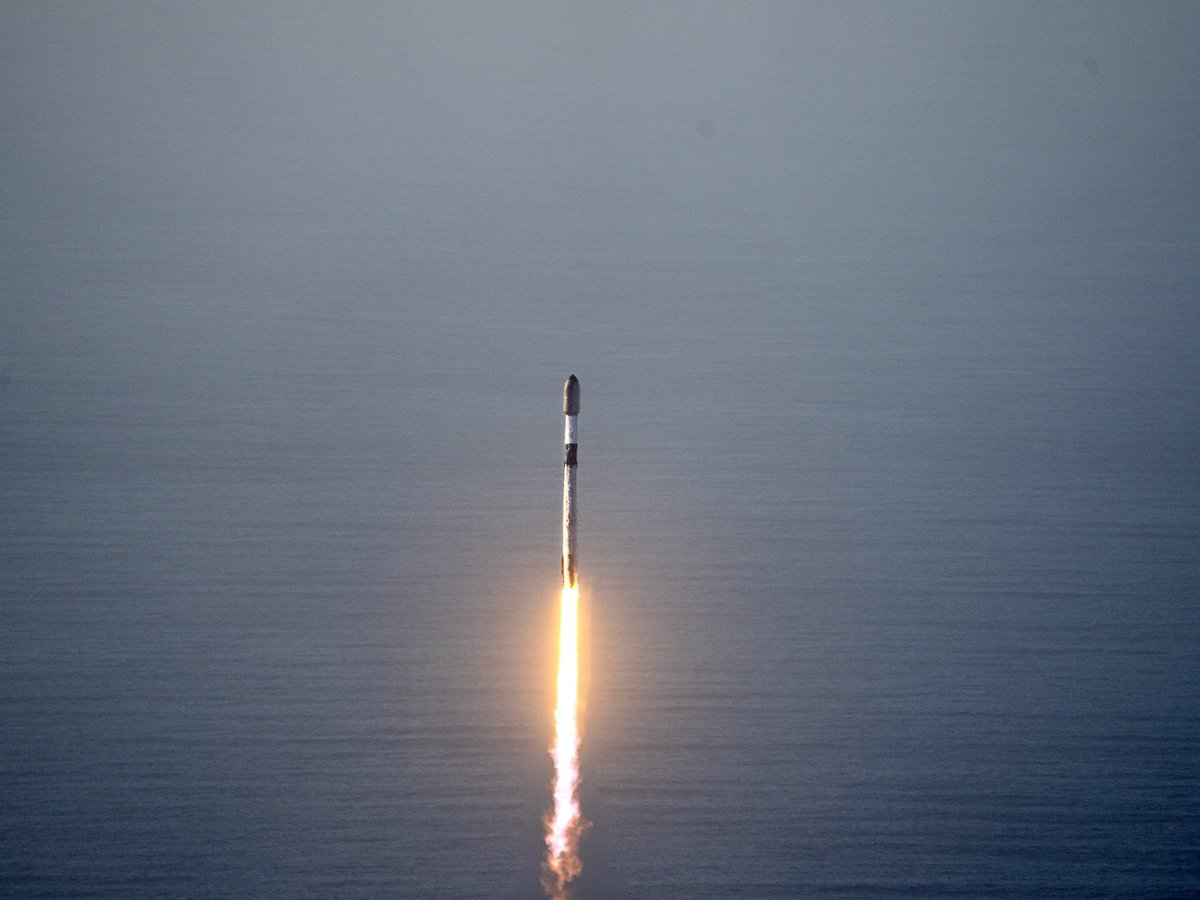 LukeDelaneyNASA's tweet photo. Falcon 9 launches 27 @Starlink satellites from California https://t.co/I0vKKJ0gqr