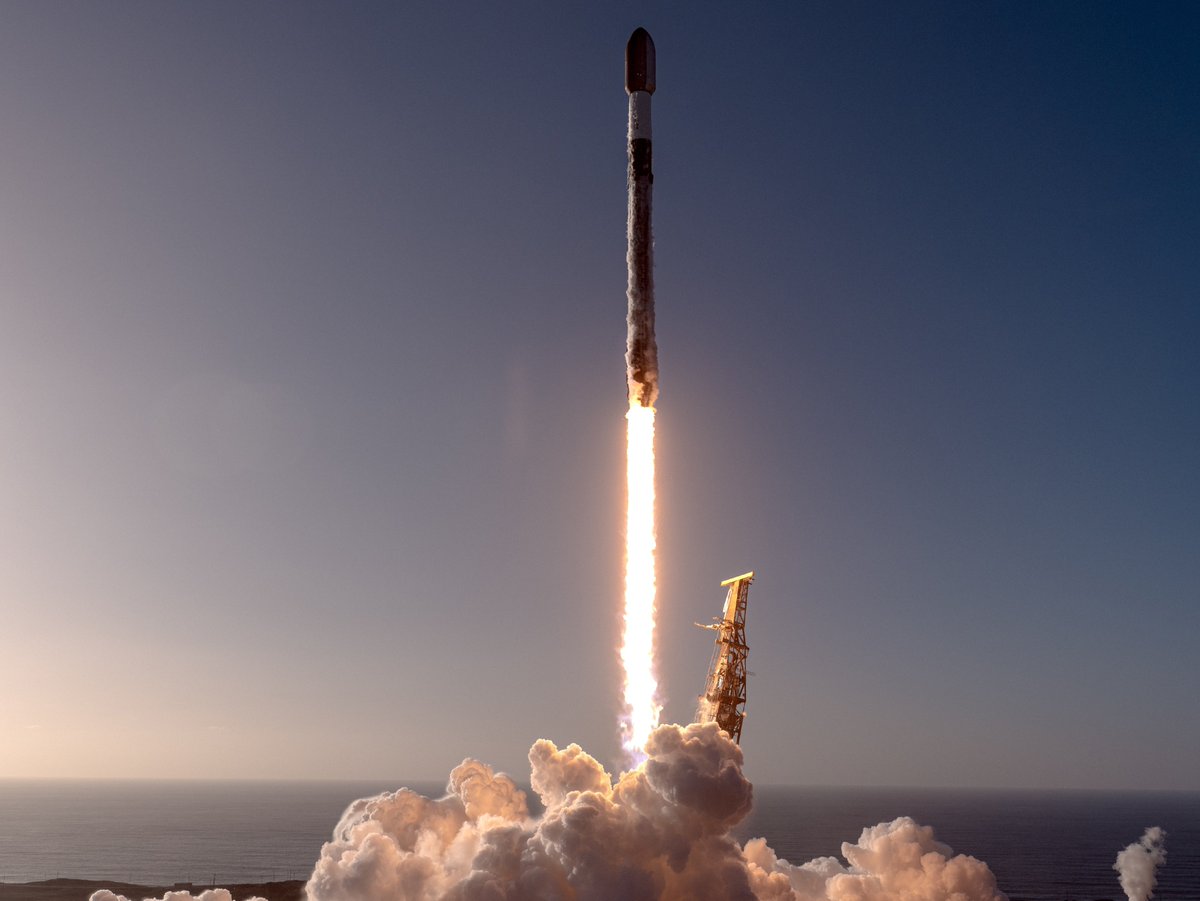 LukeDelaneyNASA's tweet photo. Falcon 9 launches 27 @Starlink satellites from California https://t.co/I0vKKJ0gqr