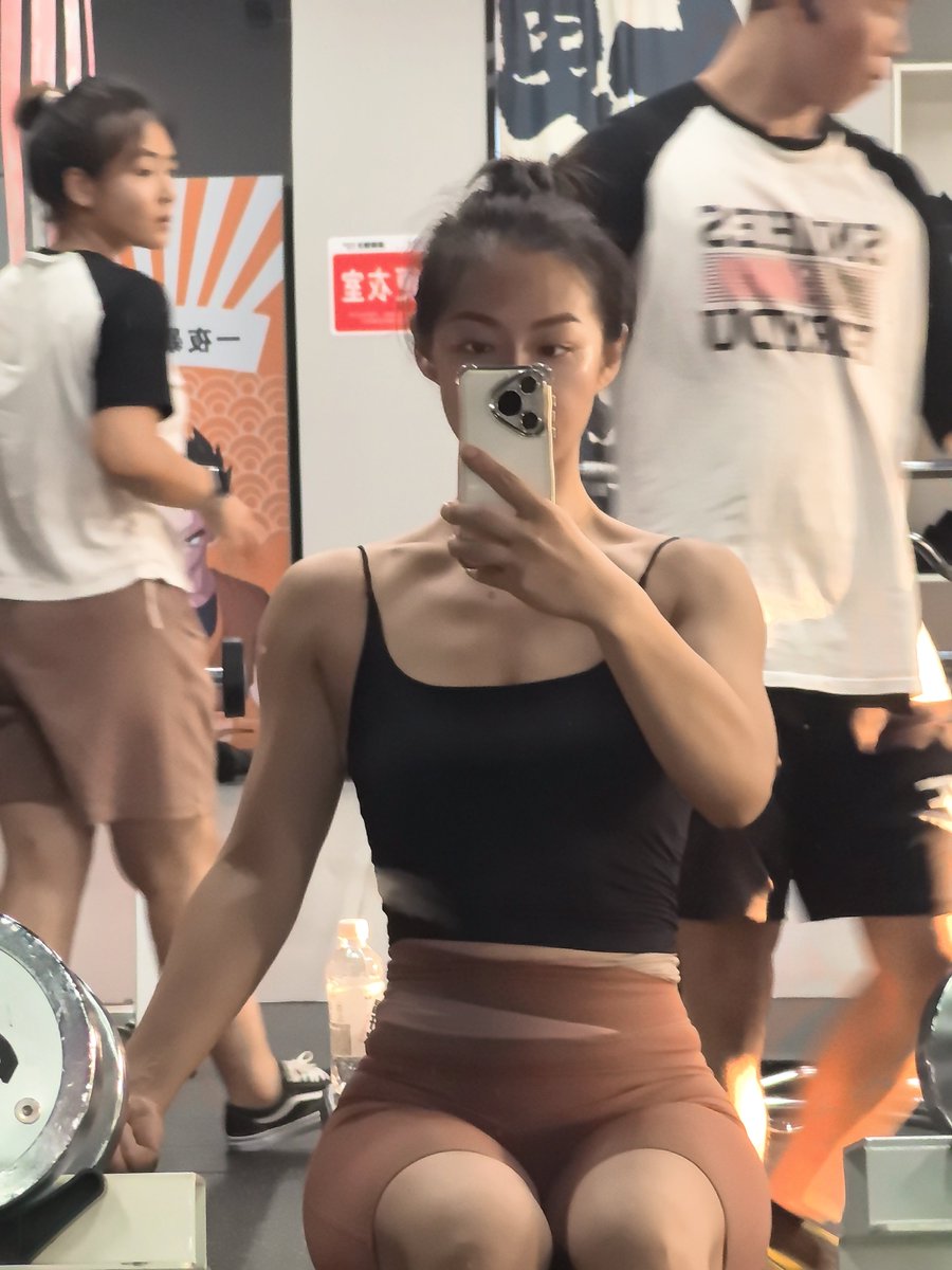 shiqf789's tweet photo. 最近被薄肌这个话题刷屏了，为啥薄肌，健身，喝大水这些这么晚才被大家熟知呢？我觉得币圈太low了，连老马这种级别的都没有健身识。这才是令我惊讶的原因，难道大家平时都不健身吗？健身在国内都很普及了，在国外和币圈来说应该很普遍吧。你们可是走在世界前沿的，薄肌健身竟然被一个细狗和大骗子带火了真无语了，姐不想装了