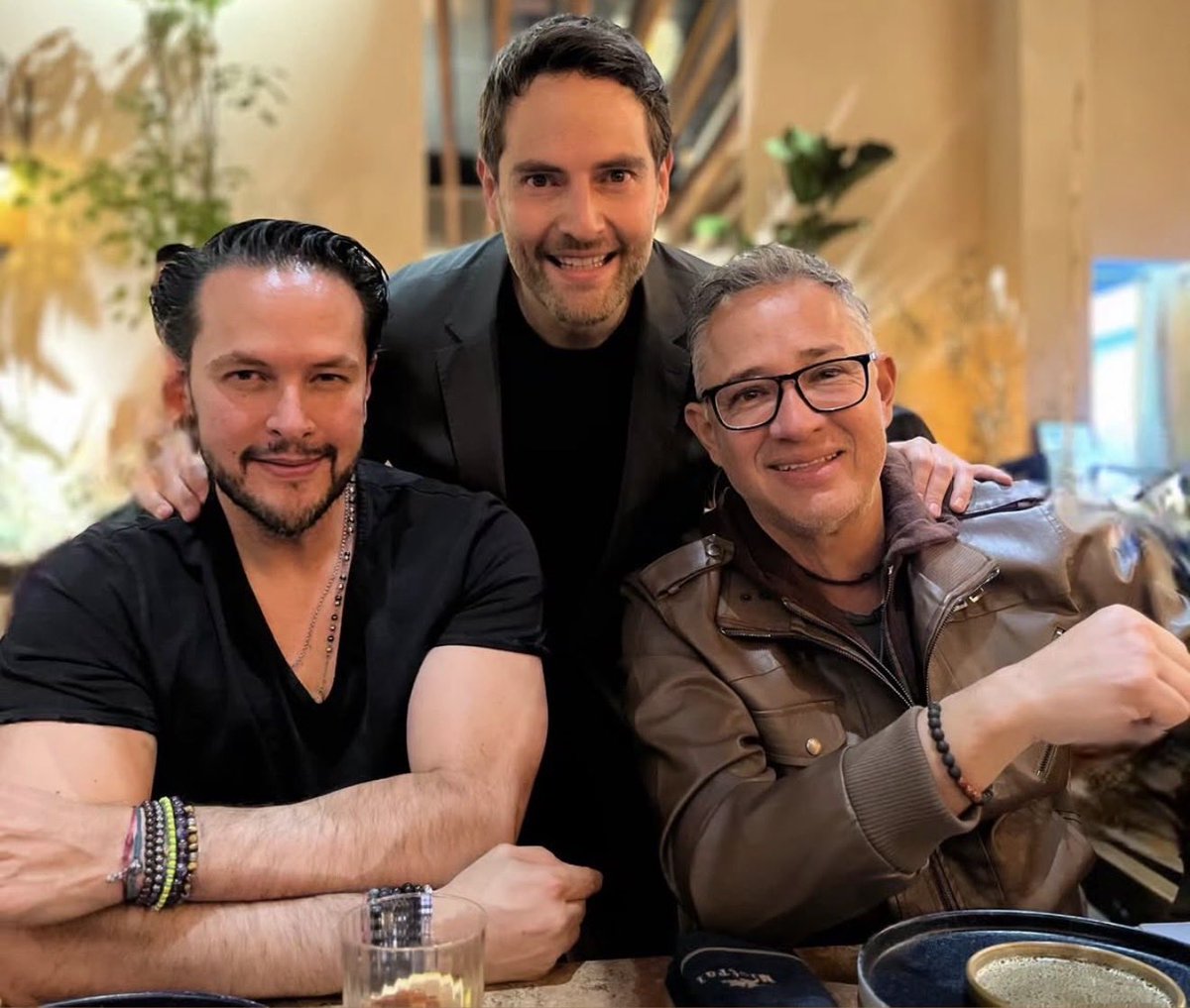 maximiliano70_'s tweet photo. Buen día en la oficina para nuestro Memo Schutz 🖖🏼🎙️🎉🍴

#TropaSchutz https://t.co/RjkWVhRqfW