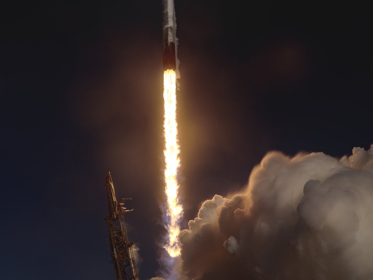 LukeDelaneyNASA's tweet photo. Falcon 9 launches 27 @Starlink satellites from California https://t.co/I0vKKJ0gqr