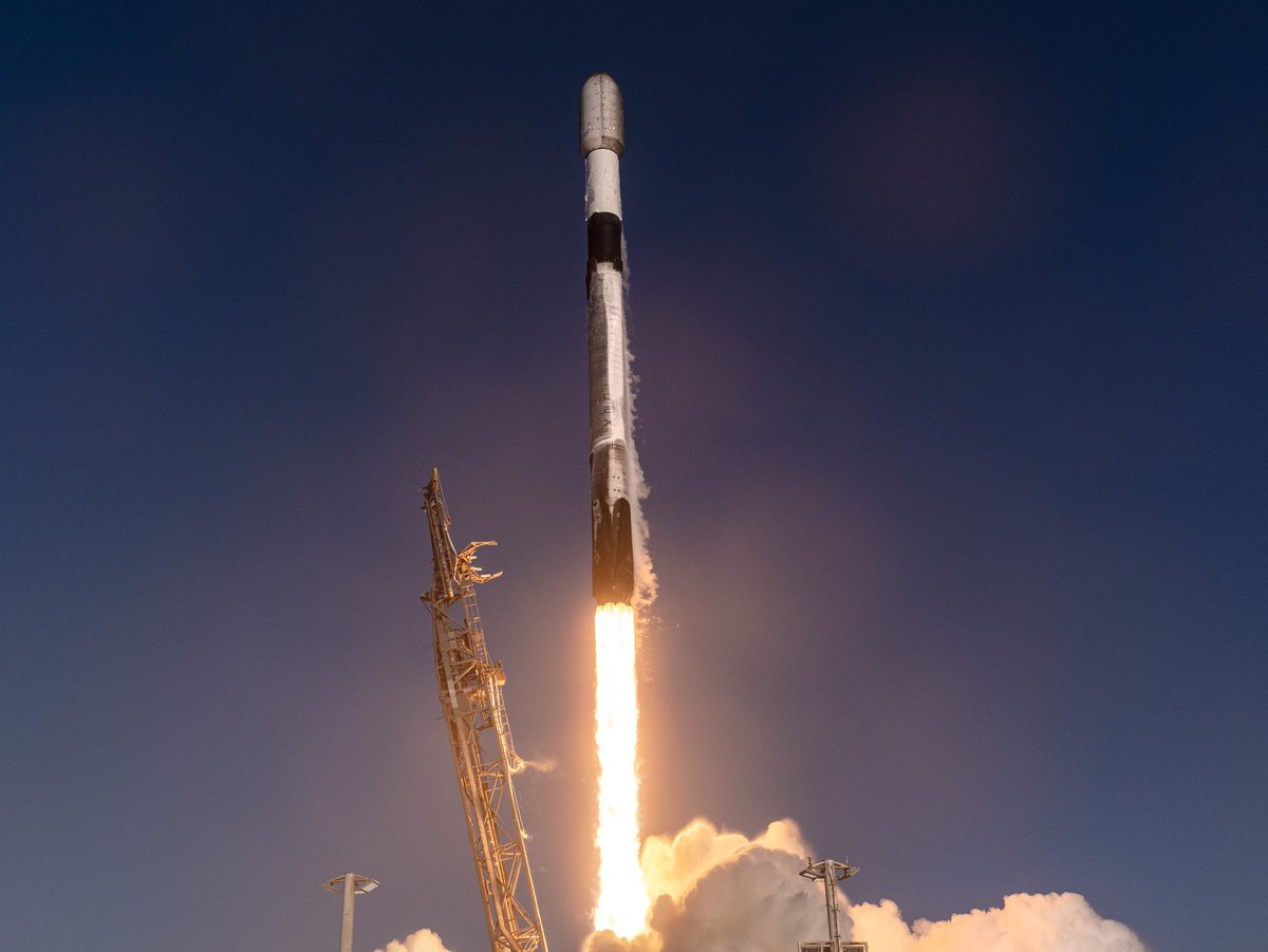 LukeDelaneyNASA's tweet photo. Falcon 9 launches 27 @Starlink satellites from California https://t.co/I0vKKJ0gqr