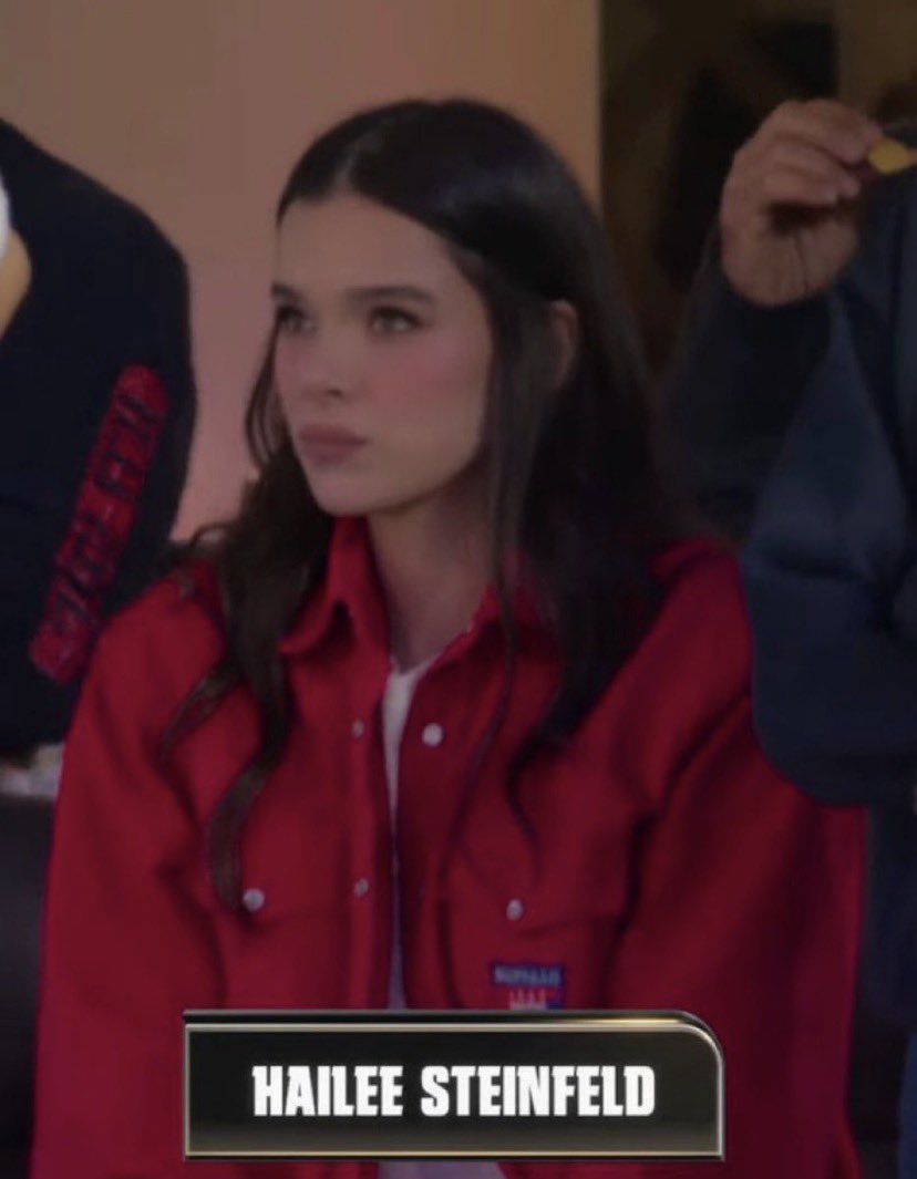 SteinfeldSource's tweet photo. FACE CARD!!

Hailee Steinfeld at the Bills game today https://t.co/5MrdXWg26t
