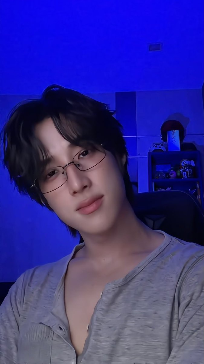 lanagx9's tweet photo. #ALANpasawee 

Hot boys have glasses but never wear them. https://t.co/n8MjhpkOoC