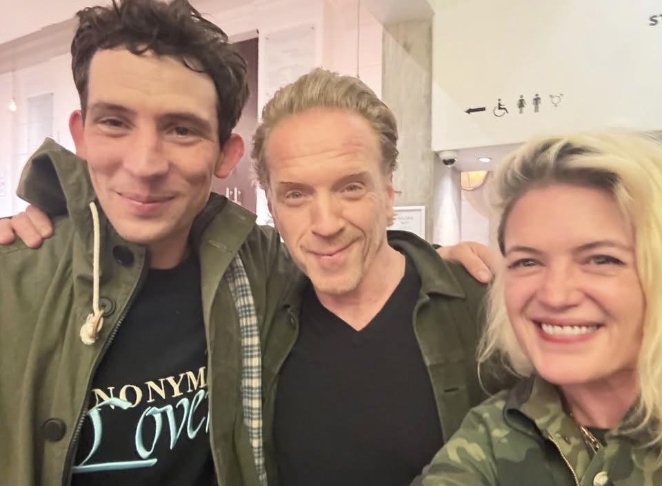 GingersnapDamo's tweet photo. Damian Lewis and Alison Mosshart enjoyed a night out at the theatre to see Josh O'Connor in Golden Boy. Get the scoop here: https://t.co/7MwUMCMivU #DamianLewis #AlisonMosshart #JoshOConnor #GoldenBoy https://t.co/Oq3Y9TDsDd