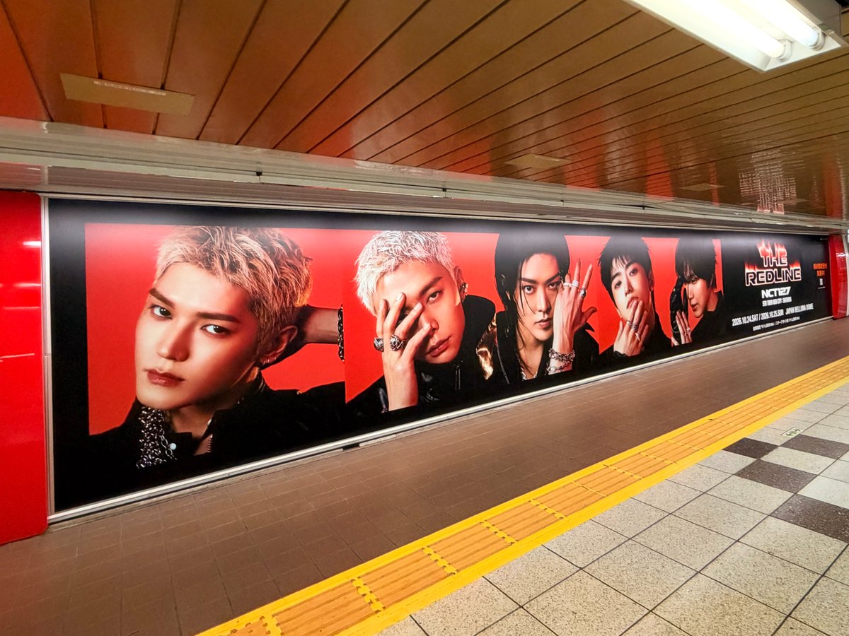 sogohodopopeye's tweet photo. NCT 127の5回目のツアー『NCT 127 5TH TOUR 'NEO CITY : SAITAMA - THE REDLINE'』の広告が新宿駅メトロプロムナードに掲出されています🎤
メンバーの顔ががずらっと横並び、オレンジと黒を基調にした、目立つクリエイティブ🟠⚫️
#NCT127 https://t.co/sqNV2tVYUI