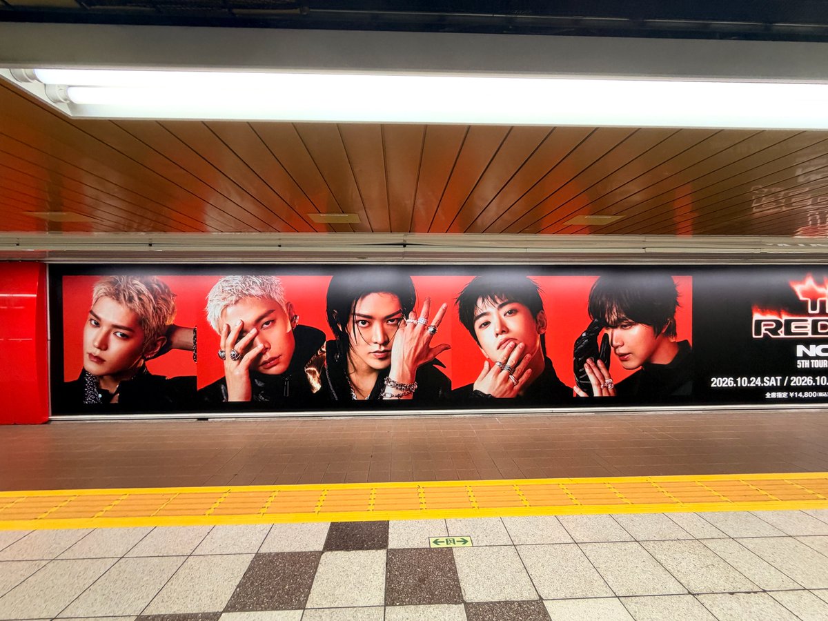 sogohodopopeye's tweet photo. NCT 127の5回目のツアー『NCT 127 5TH TOUR 'NEO CITY : SAITAMA - THE REDLINE'』の広告が新宿駅メトロプロムナードに掲出されています🎤
メンバーの顔ががずらっと横並び、オレンジと黒を基調にした、目立つクリエイティブ🟠⚫️
#NCT127 https://t.co/sqNV2tVYUI