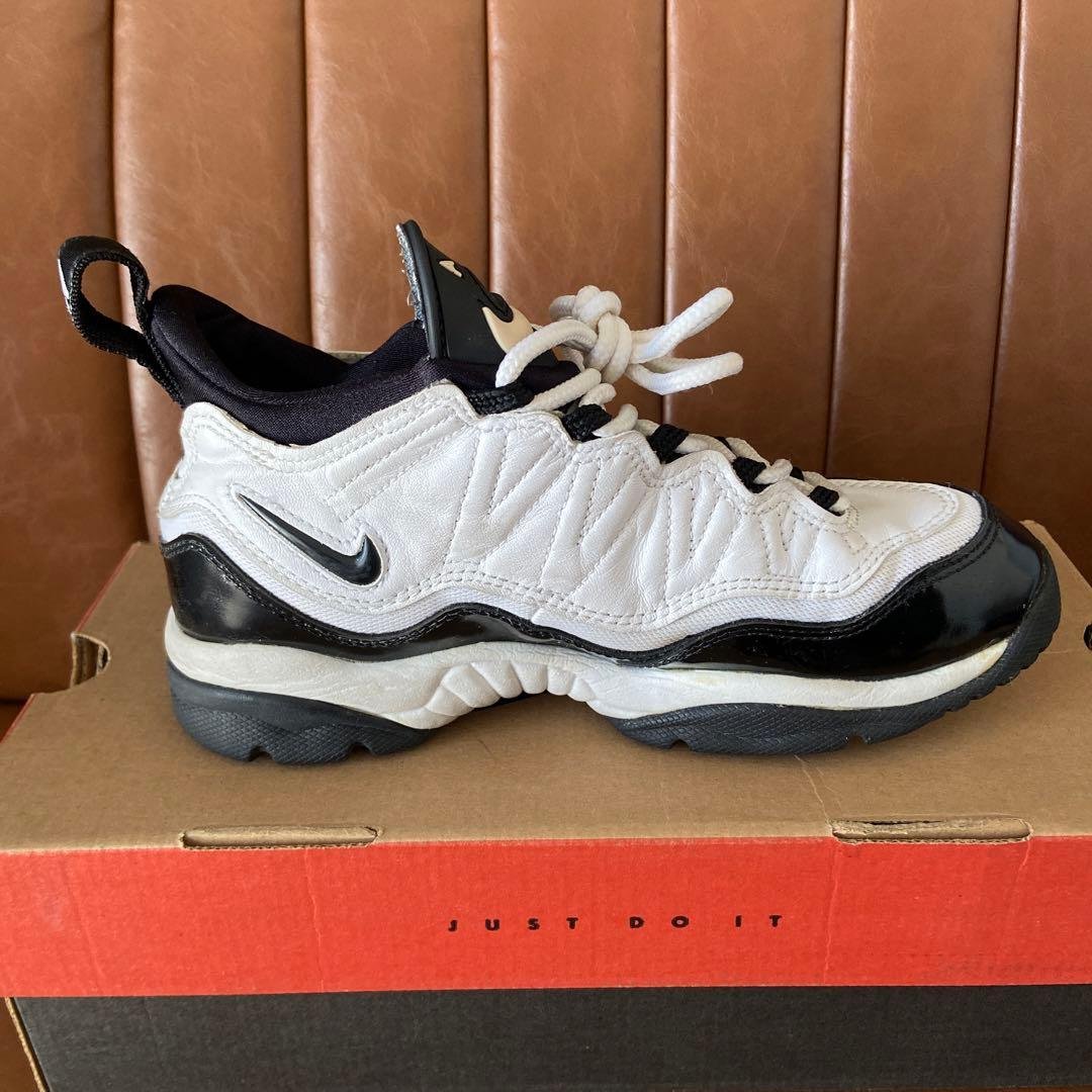 TWlTTERUS3RNAME's tweet photo. Finally found Reiji's shoes after almost two weeks of searching, such a shame it's rare nowadays https://t.co/AkuSPmE0W2