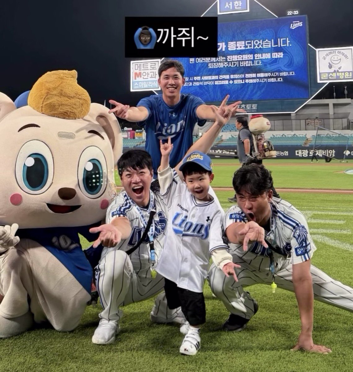 bluelions_s's tweet photo. 단장님들이랑 아빠랑 스파이더맨 흉내내는 임미르 진짜 엄청 귀여움. https://t.co/TLdI1VjGqu