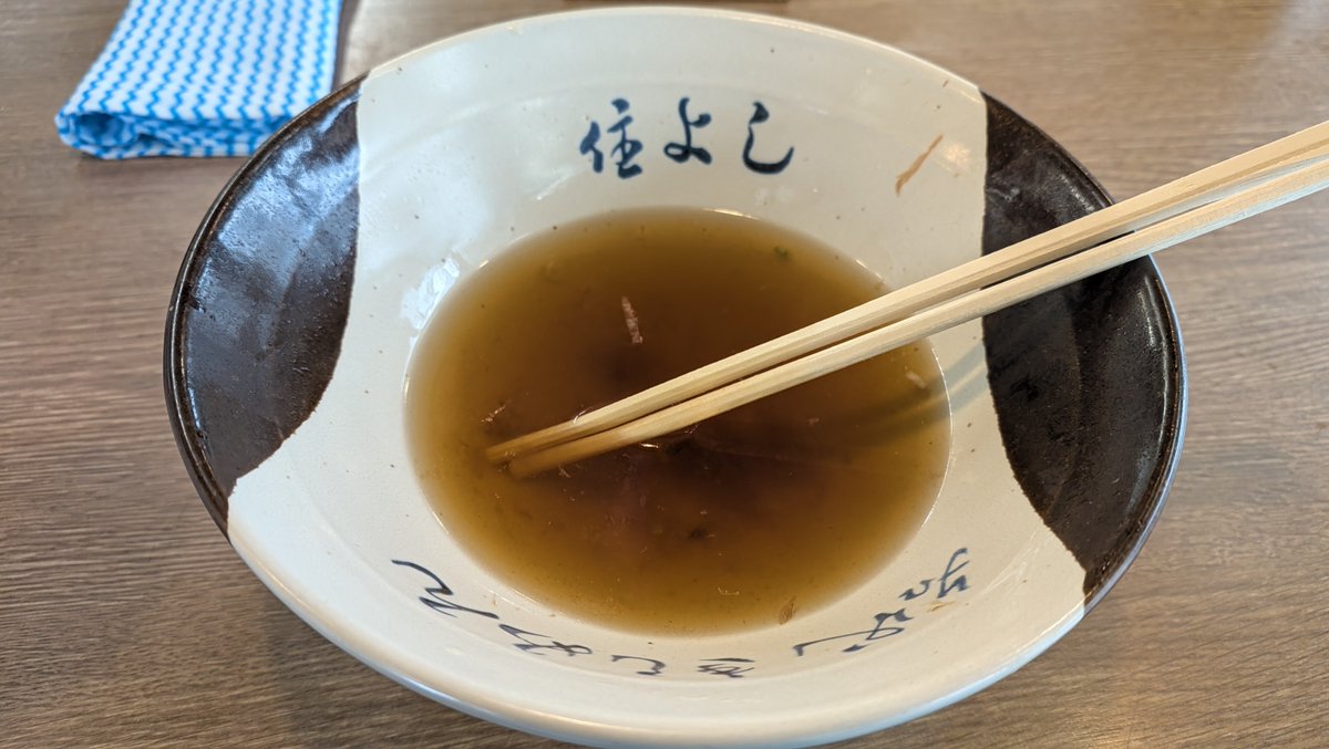 kenzy's tweet photo. お昼すぎに名古屋駅5-6番線の住よしにてきしめんを頂く。揚げたての海老天が美味しくかつお節の出汁やお揚げも甘く美味しかった。 https://t.co/YtFnRc15u5