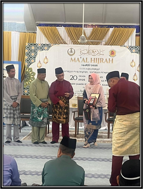 UTARnet's tweet photo. Huge congratulations to Prof. Hamidah binti Hassan (UTAR MK FMHS) on receiving the Anugerah Ar-Ridzuan Sayidatina Khadijah (Tokoh Maal Hijrah)! 🏆✨ 

🔗 Read more: https://t.co/RJS5cDBBwg https://t.co/ynqr4B5d4S