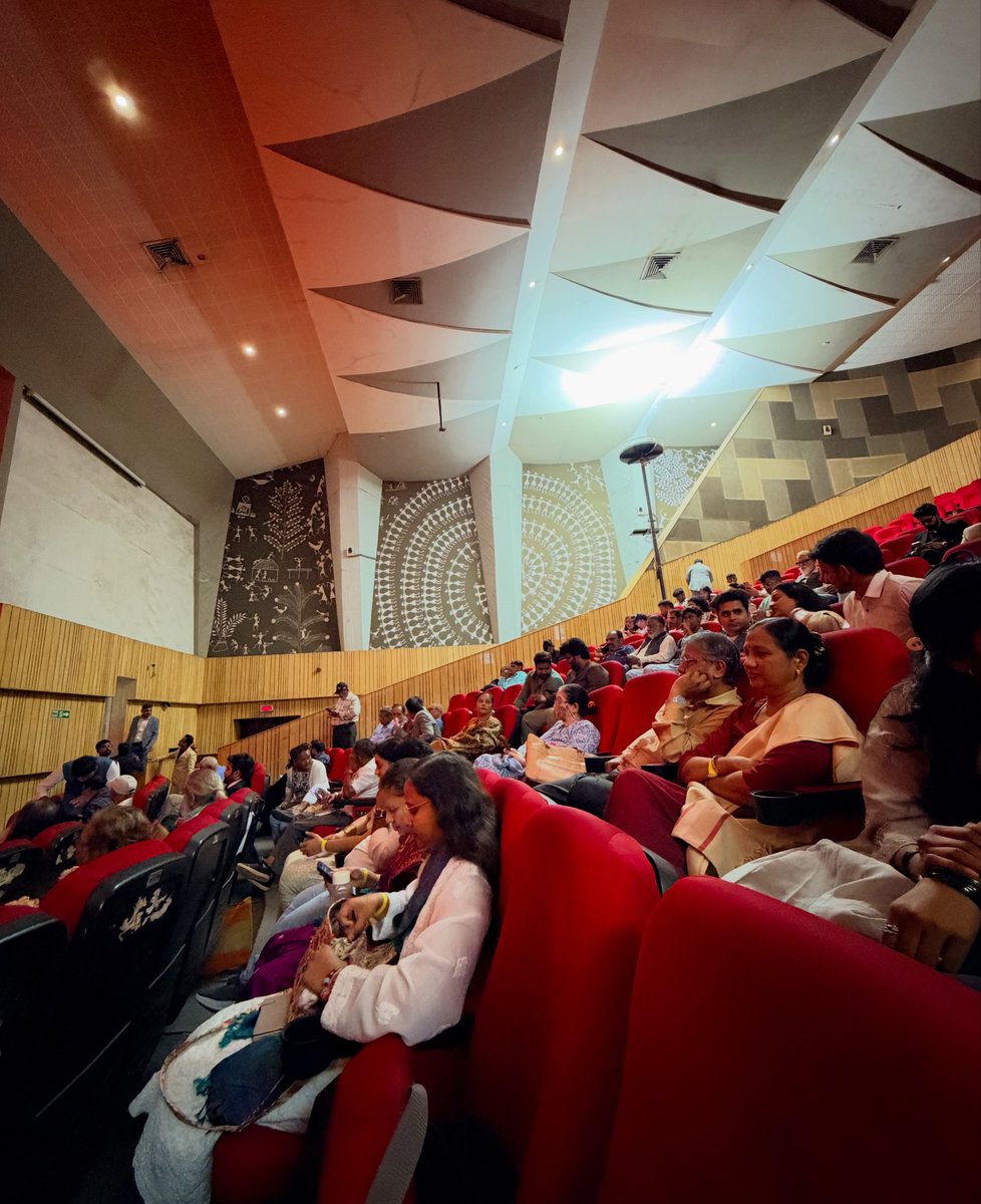 Milind_A_Dhoke's tweet photo. Best Director and Best Film award at @aiffilmfestival 
#award #bestdirector #bestfilm #jury #ahmedabad #gujarat #india https://t.co/QrurRRZLc6