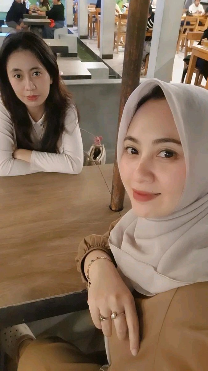 BundaSarahMei's tweet photo. Pilih anaknya atau ibuknya? https://t.co/OEY018Jup2