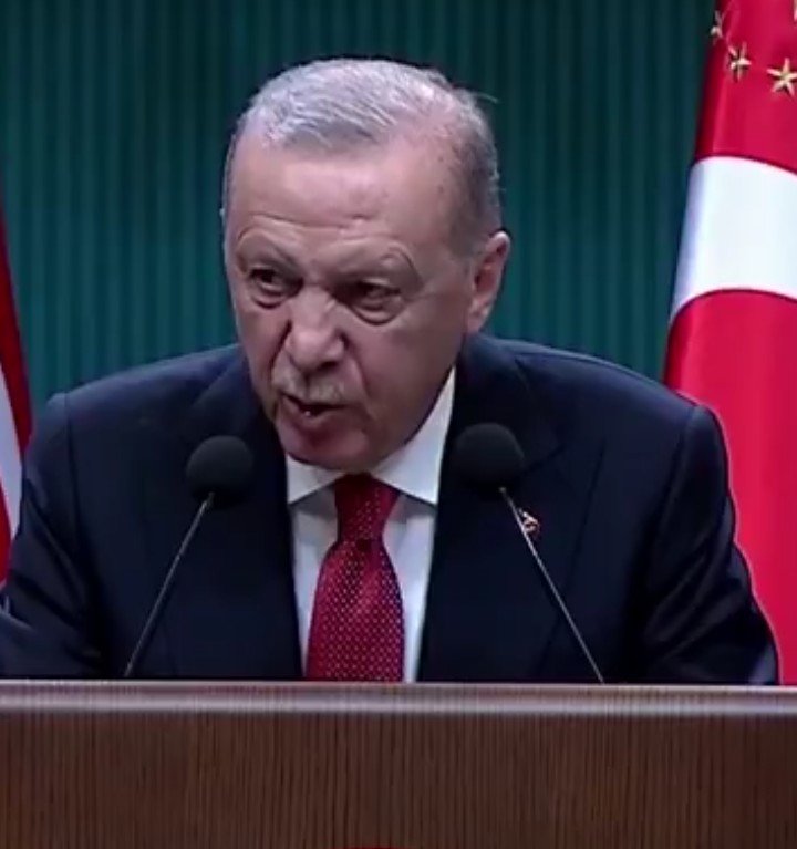 BurakTheIchi's tweet photo. Reisin yüzünden gene şefkat ve merhamet akıyor, bize mi kızgınsın? Fatma'ya mı? Hayır bize kızgınsan iban ver de barışak https://t.co/tcRqHWEEye