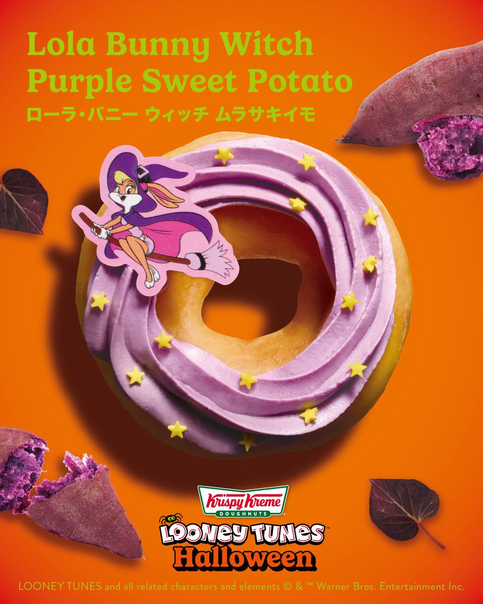 krispykremeJP's tweet photo. ルーニー・テューンズとのコラボドーナツ販売中🎃✨  「どれから食べよう…？」と迷っている方へ！ 秋の味覚をぎゅっと詰め込んだ4つのこだわりフレーバーをご紹介🍩 贅沢な秋の味覚、みなさんはどれが気になりますか？🍂  🍎『バッグス・バニー アップル』 秋が旬の「りんご」×甘くコク深い「キャラメル」の王道コンビ！  🎃『トゥイーティー&シルベスター パンプキン』 一口食べると、かぼちゃのやさしくほっこりとした甘さがふんわり広がる一品✨
 🌰『タズ マミー クッキー &マロン』 マロンの風味とココアビスケットのザクザク食感がクセになる、満足感たっぷりの秋フレーバー🌰
 💜『ローラ・バニー ウィッチ ムラサキイモ』 紫芋のほくっとした素材本来のやさしい甘さが魅力的💜  いも・栗・かぼちゃ・りんご…どれも秋の美味しい魅力が満載🍠🎃🍎