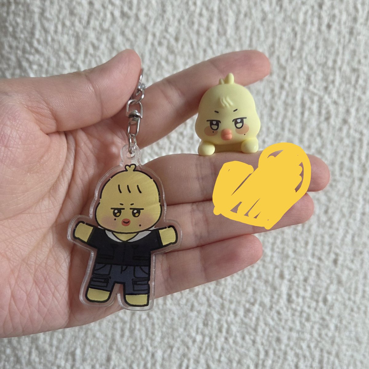 gomdori0___0's tweet photo. 트친 한정 짧은 이벤트⭐️

* 큐티즈, 유닛포카 각각 두 장씩+제가 만든 굿즈
  (물품은 아래 사진 참고해주세요!)
* RT만!
* 오늘 밤 9시 당발+내일 배송 예정!
* gs반택+배송비는 제가!
* 한 분 뽑아요!

멘션이나 인용으로 최애 사진 올려주시면 제가 그냥 행복하니까(?) 저랑 놀아요💜 https://t.co/e9vElLs7Ae