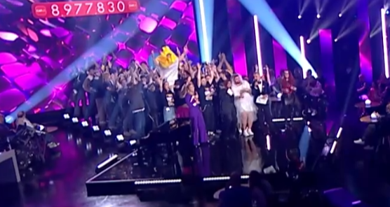 Shikajim's tweet photo. Si jamais, le cornet de frites, c'est @AtowRL sur la première chaîne de télévision de Belgique haha

GG pour cet événement de zinzin ! https://t.co/zOXPL03XHF