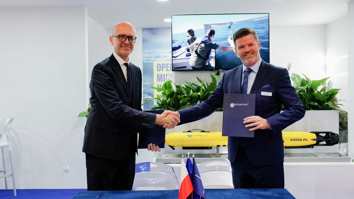 Defence24pl's tweet photo. Udział firmy Enamor w XXXIV Międzynarodowym Salonie Przemysłu Obronnego #MSPO 2026 potwierdził rosnącą pozycję spółki jako jednego z najważniejszych polskich integratorów technologii morskich, obronnych i bezpieczeństwa. Tegoroczna obecność firmy w Kielcach koncentrowała się wokół rozwoju krajowych kompetencji przemysłowych, budowy zdolności serwisowych i integracyjnych w Polsce, rozwoju technologii podwodnych oraz ochrony infrastruktury krytycznej. Kulminacyjnym momentem targów było podpisanie umowy, która zacieśnia wieloletnią współpracę z @TeledyneMarine i wyznacza nowy etap w historii spółki Enamor oraz stanowi jeden z najważniejszych kroków w rozwoju polskich kompetencji związanych z autonomicznymi systemami podwodnymi.
Link w komentarzu. 👇
*Materiał Sponsorowany.