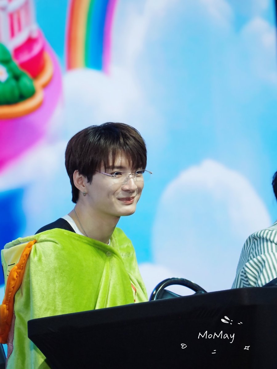 MoMayNR_'s tweet photo. แว่นมานี่มา 🫶🏻💞🥰
RUANGSANG FAM SMILE DAY 

#GMMTVFANIVAL2026HappyFamilyxKS
#KristPerawat https://t.co/yixiS5QM72