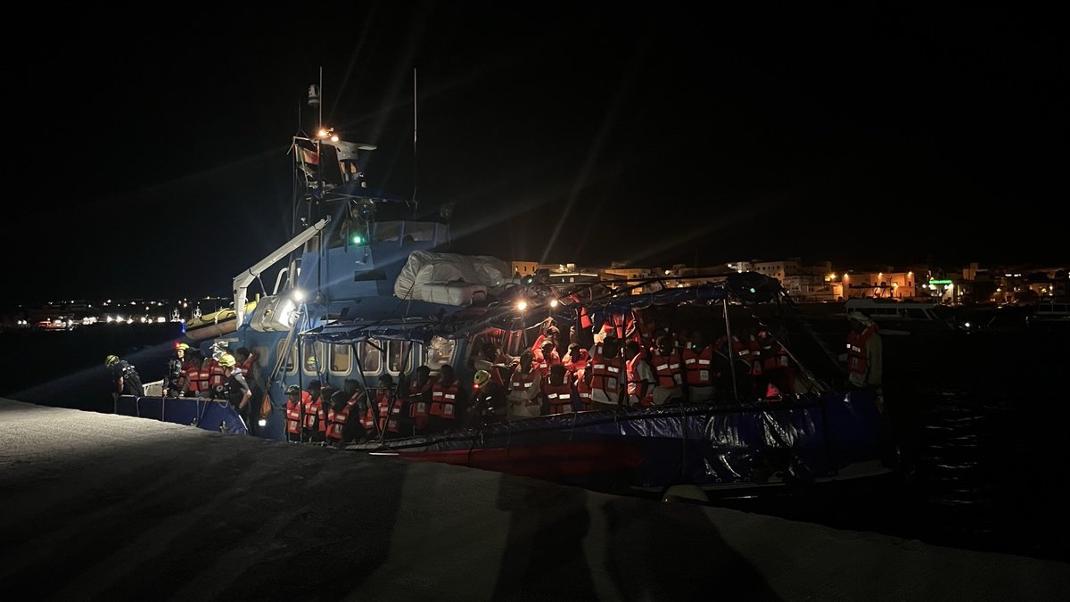 seawatchcrew's tweet photo. 227 MENSCHEN IN 48 STUNDEN von Sea-Watch 5 &amp; Aurora 2 GERETTET! Unsere Crews wurden von Schiffen bedrängt, eine angebliche libysche Marine drohte mit Strafverfolgung. Italien wies uns einen Hafen zu – drei Tage entfernt. Hört auf, Rettungen zu behindern! https://t.co/R9qTnQSgIR https://t.co/Zei1GRSVq7