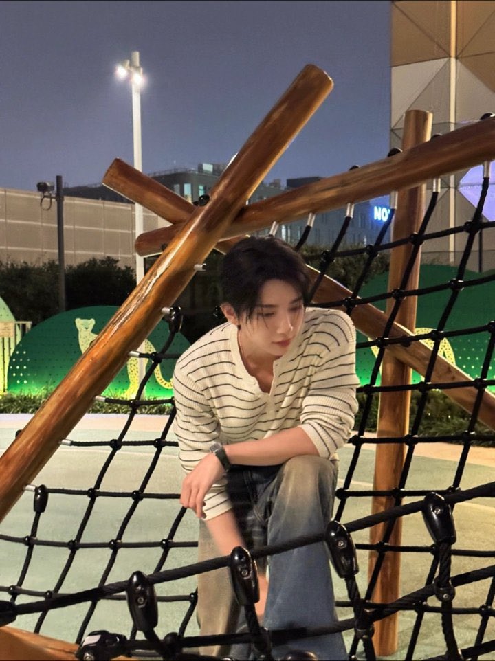 chocosshua's tweet photo. joshua kalo posting di second acc nya beneran SEMANTEP itu emang 😭 kemarin foto shirtless, sekarang yang di post boyfriend material 😭🤚🏻 https://t.co/UC7IprEXW7
