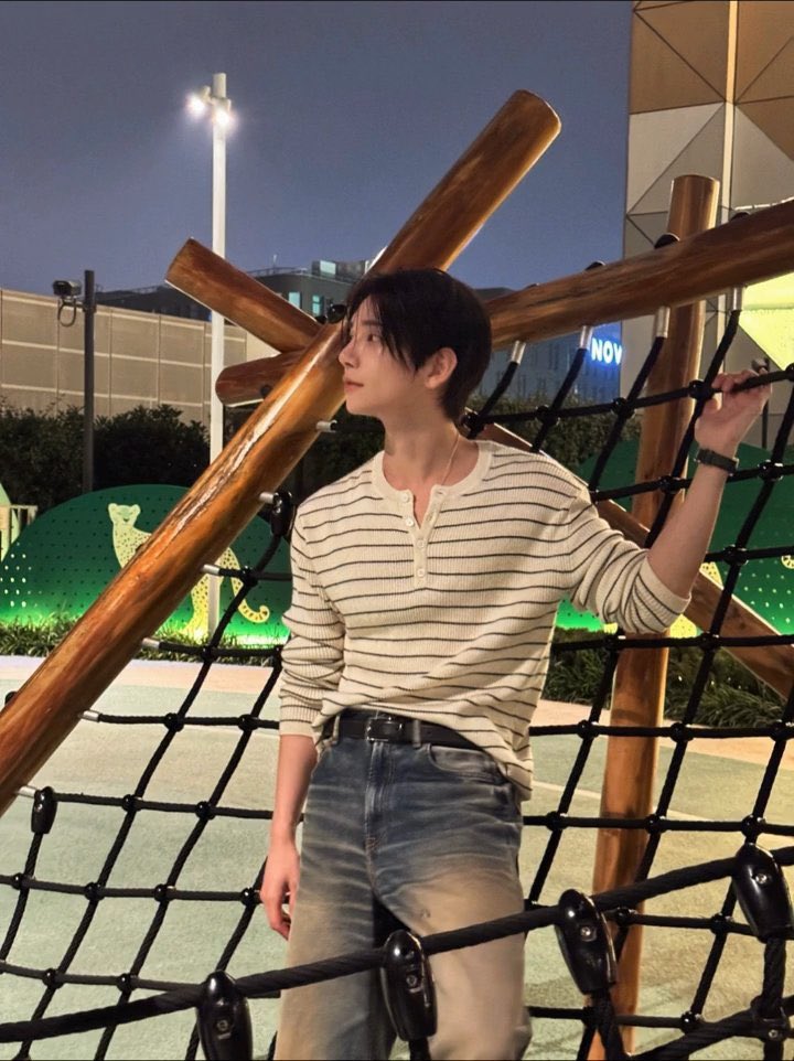 chocosshua's tweet photo. joshua kalo posting di second acc nya beneran SEMANTEP itu emang 😭 kemarin foto shirtless, sekarang yang di post boyfriend material 😭🤚🏻 https://t.co/UC7IprEXW7