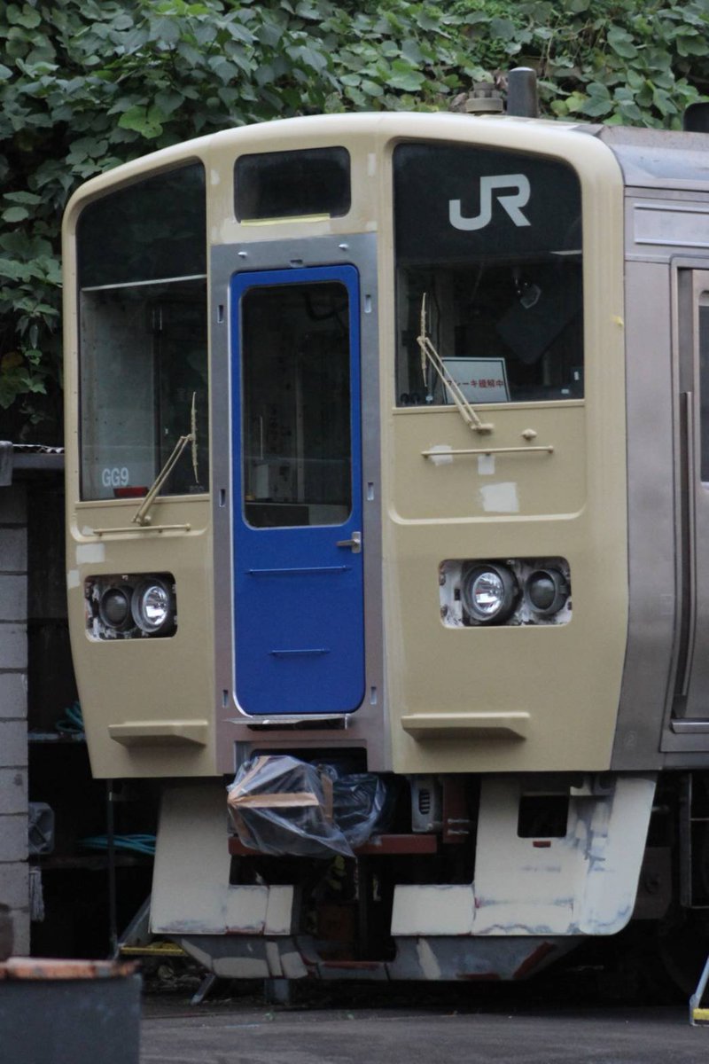 ryo1231m's tweet photo. 流鉄6000形
元クモハ211-6009
貫通扉の枠が銀、貫通扉が青
元クハ210-5056
上記に加えて一部が黒で塗装 https://t.co/P7QbhfOpJN