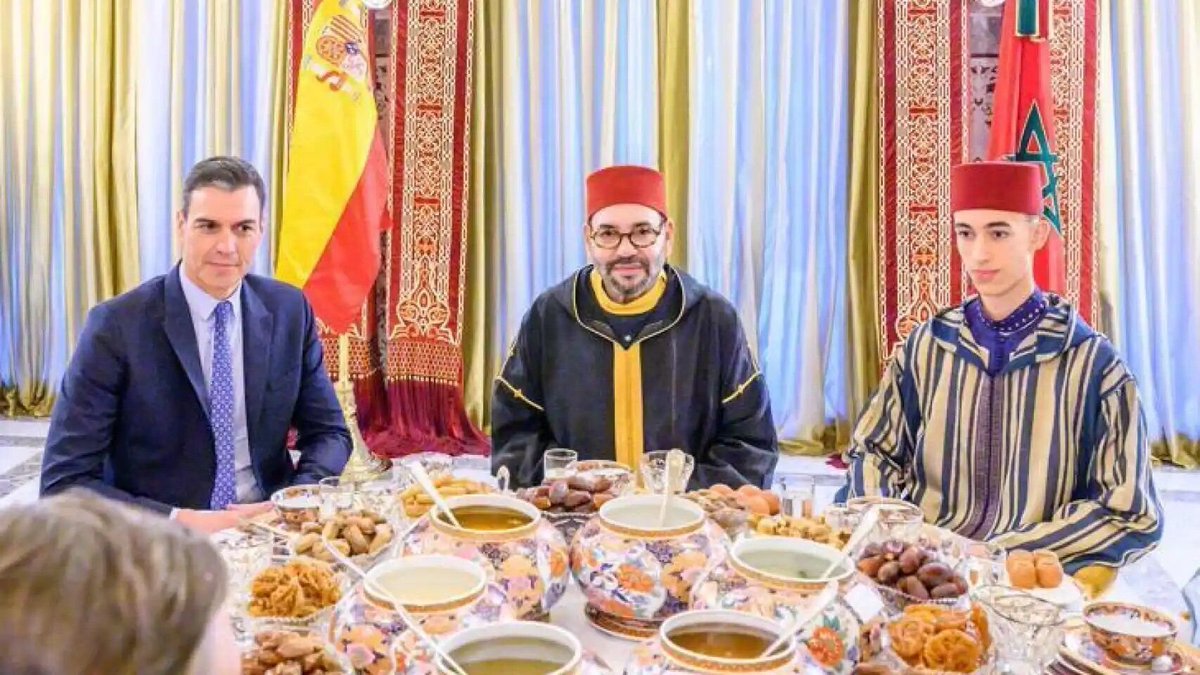 profsecundario's tweet photo. Al votante socialista, al que depende del PSOE para mantener su descarrilado tren de vida, no le indigna la mentira constante, la corrupción masiva, el fraude sistémico. Al contrario: se enseñorea de todo ello. Al votante socialista, al que depende del PSOE para seguir viviendo gratis, le entusiasma el contorsionismo moral de su partido, su dadivosidad sin límites, su falta de freno. 

Son estas las características que hacen del PSOE algo más que un partido (un superpartido) capaz de llegar mucho más allá que el resto y seguir adelante donde a otros les detiene la conciencia. No denuncian las maletas llenas de oro de Venezuela: las necesitan. No persiguen los tratos de sus cloacas con el crimen para amedrentar jueces: los jalean. No les enfurece la posibilidad de que el gobierno lleve a cabo un pucherazo electoral: lo desean. Existe un impulso irracional, de naturaleza mesiánica, que hace que el socialismo solo atienda a los fines con independencia de los medios. Todo es aceptable. Todo es, incluso, aconsejable, si redunda en beneficio de la utopía y de la autoridad ilimitada de sus sacerdotes.

Lo que se dirimirá en las próximas elecciones trasciende la alternancia entre partidos. Será una batalla de naturaleza civilizatoria: entre el imperio de la ley y la arbitrariedad del poder, entre la conciencia individual y la obediencia sectaria, entre una democracia de ciudadanos libres y un régimen de súbditos agradecidos. Lo que estará en juego no será simplemente quién gobierna España, sino qué queda de los principios morales e institucionales sobre los que se ha levantado la civilización occidental.
