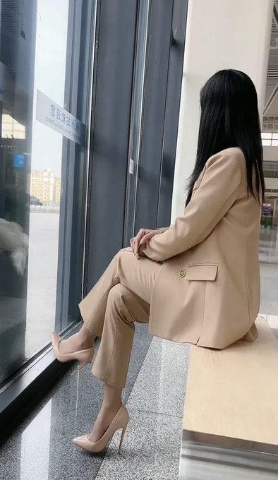 NN01280's tweet photo. 前男友在高铁站拍到发给我的，问他什么意思，为什么发给我不发给自己的女朋友？
他说有些事，和前女友说比和女朋友说合适。因为女朋友老是限制他欣赏别的漂亮女人，但是前女友不会。
他还说了一个秘密，他偷看过女朋友和我老公的聊天记录，我老公也会给他女朋友发性感美女的照片。 https://t.co/085kZrbIdH