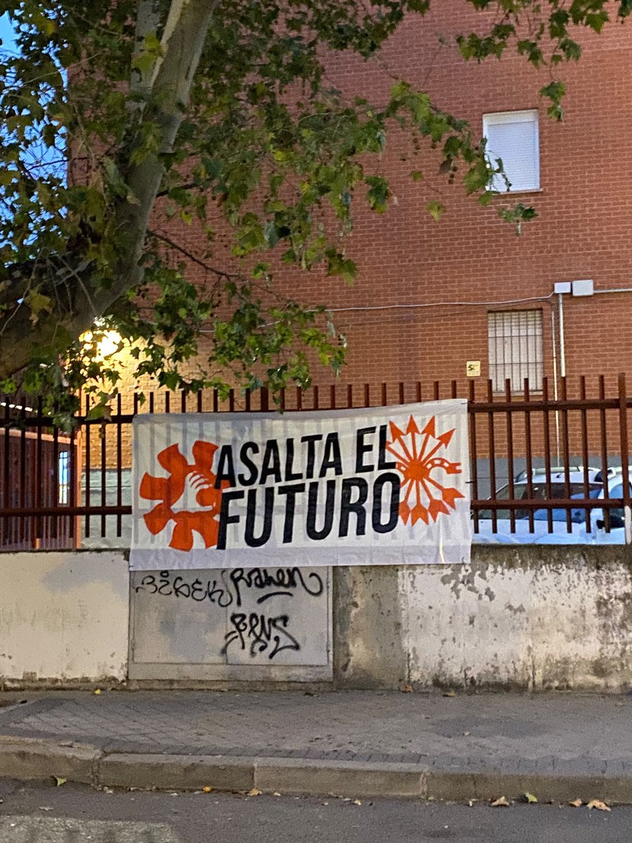 Cvresiste's tweet photo. ASALTA EL FUTURO

📍IES ROSA CHACEL https://t.co/Fy3xP1Bohs