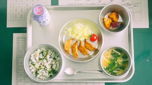 nirehaha's tweet photo. うちの子は、ドラマ「おいしい給食」を見て小学校を楽しみにしてた。

こんな給食出てくると思ってたのにね。
「保育園より量がない」「保育園の方が良かった」ってしょげてる。 https://t.co/8jsqyg3QHD